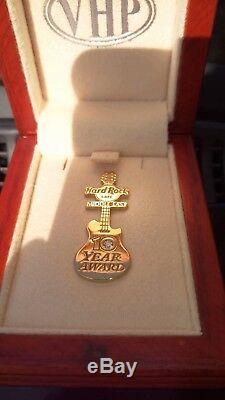 Hard Rock Cafe Middle East 10 Year Award VHP Gold Pin