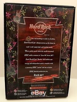 Barbie Hard Rock Café Poupe Goth Ltd Exclusif Hrc Pin & Guitare Nrfb Gold Label