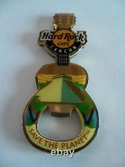 Café Hard Rock CANCUN - Aimant de guitare en forme de pyramide inca et ouvre-bouteille