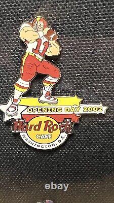 Ensemble encadré de 22 épingles de l'ouverture de la saison 2002 des équipes de football du Hard Rock Cafe RARE