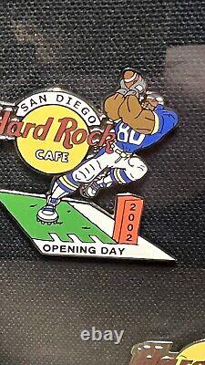 Ensemble encadré de 22 épingles de l'ouverture de la saison 2002 des équipes de football du Hard Rock Cafe RARE