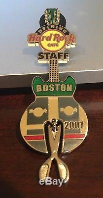 Hard Rock Cafe Boston Grand Ouverture Staff Pin 2007 Guitare