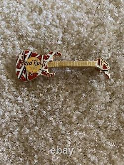 : Hard Rock Cafe Los Angeles Eddie Van Halen Kramer Guitar Pin NO NAME Banana Top  <br/>	would be translated to:
  
<br/> Broche de guitare Kramer Eddie Van Halen du Hard Rock Cafe de Los Angeles, modèle Banana Top (sans nom)