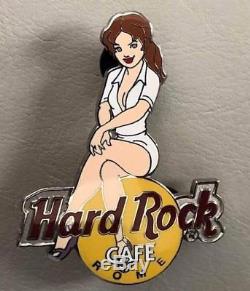 Hard Rock Cafe Rome Fille Du Rock, Broche Tenue Blanche. (enchères)