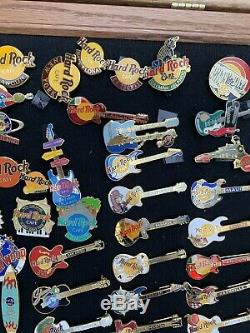 Hard Rock Cafe Vintage Pins Lot De 75 Selena Et Kurt Cobain Inclus Avec Disply