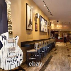 Hard Rock Cafe YANKEE STADIUM 2009 Ouverture officielle avec une guitare fracassante - Épinglette du personnel /250.