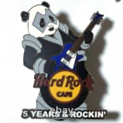 In French, the title would be: Insigne de broche Hard Rock Cafe UYENO-EKI TOKYO KISS Panda Pins Merchandises Japon