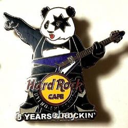 In French, the title would be: Insigne de broche Hard Rock Cafe UYENO-EKI TOKYO KISS Panda Pins Merchandises Japon