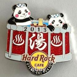 In French, the translation of the title would be: Badge pin du Hard Rock Cafe d'OCCASION, panda pin UYENO-EKI TOKYO, bain d'eau chaude.