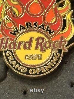 Le personnel du Hard Rock Cafe de Varsovie et l'ensemble d'ouverture officielle de 2 épingles 38054 36645