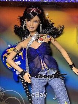 Rare 2005 Hard Rock Café Barbie Doll Nrfb # J0963 Brunette Tatouages ​​withguitar & Pin