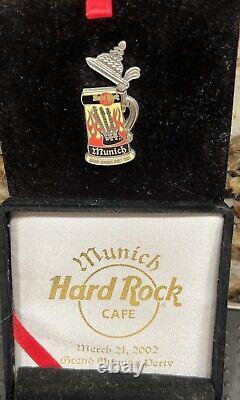 Rare HARD ROCK CAFE MUNICH GRAND OPENING PARTY BEER MUG STEIN PIN IN BOX 11815	 <br/>  
	<br/> 	
Traduction en français: Rare HARD ROCK CAFE MUNICH GRAND OPENING PARTY BEER MUG STEIN PIN IN BOX 11815