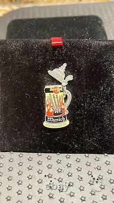 Rare HARD ROCK CAFE MUNICH GRAND OPENING PARTY BEER MUG STEIN PIN IN BOX 11815	<br/>
 <br/> Traduction en français: Rare HARD ROCK CAFE MUNICH GRAND OPENING PARTY BEER MUG STEIN PIN IN BOX 11815