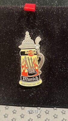 Rare HARD ROCK CAFE MUNICH GRAND OPENING PARTY BEER MUG STEIN PIN IN BOX 11815
<br/>
	
  	<br/> 	 
Traduction en français: Rare HARD ROCK CAFE MUNICH GRAND OPENING PARTY BEER MUG STEIN PIN IN BOX 11815
