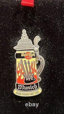 Rare HARD ROCK CAFE MUNICH GRAND OPENING PARTY BEER MUG STEIN PIN IN BOX 11815<br/> 
<br/>
Traduction en français: Rare HARD ROCK CAFE MUNICH GRAND OPENING PARTY BEER MUG STEIN PIN IN BOX 11815