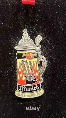 Rare HARD ROCK CAFE MUNICH GRAND OPENING PARTY BEER MUG STEIN PIN IN BOX 11815 <br/><br/>Traduction en français: Rare HARD ROCK CAFE MUNICH GRAND OPENING PARTY BEER MUG STEIN PIN IN BOX 11815