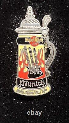 Rare HARD ROCK CAFE MUNICH GRAND OPENING PARTY BEER MUG STEIN PIN IN BOX 11815<br/> 
 <br/>	Traduction en français: Rare HARD ROCK CAFE MUNICH GRAND OPENING PARTY BEER MUG STEIN PIN IN BOX 11815