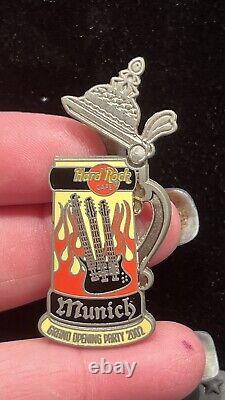 Rare HARD ROCK CAFE MUNICH GRAND OPENING PARTY BEER MUG STEIN PIN IN BOX 11815 
<br/> <br/> Traduction en français: Rare HARD ROCK CAFE MUNICH GRAND OPENING PARTY BEER MUG STEIN PIN IN BOX 11815