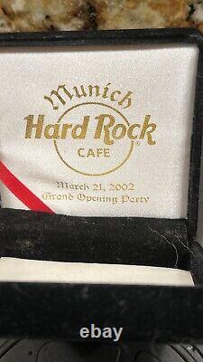 Rare HARD ROCK CAFE MUNICH GRAND OPENING PARTY BEER MUG STEIN PIN IN BOX 11815 <br/> 
	 <br/> 	Traduction en français: Rare HARD ROCK CAFE MUNICH GRAND OPENING PARTY BEER MUG STEIN PIN IN BOX 11815