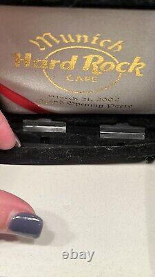 Rare HARD ROCK CAFE MUNICH GRAND OPENING PARTY BEER MUG STEIN PIN IN BOX 11815<br/> 
 
 <br/>	 
Traduction en français: Rare HARD ROCK CAFE MUNICH GRAND OPENING PARTY BEER MUG STEIN PIN IN BOX 11815